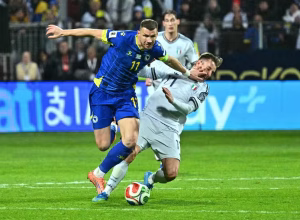 114435991-bosnia-herzegovinas-forward-11-edin-dzeko-l-fights-for-the-ball-with-italys-forward