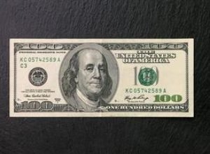 22466807-1-cem-dolar-conta-em-uma-preto-prato-frente-visao-financeiro-conceito-foto