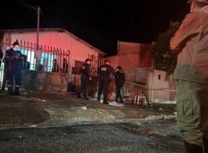 Adolescente-espingarda