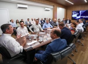 Reuniao-Governador-secretarios-e-adjuntos-Foto-Saul-Schramm-8-730x480