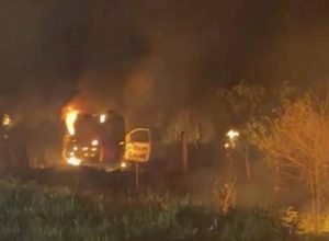 ambulancia-pega-fogo-apos-colidir-com-vaca-na-regiao-de-dourados-17854472807958-thumb