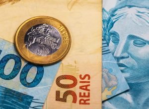 closeup-shot-of-brazil-money-reais-and-a-coin-2026-03-18-06-53-43-utc_0