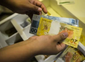 dinheiro_caixa_mcajr_abr_2907221128